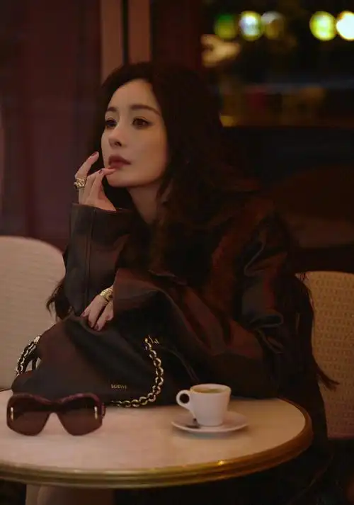 巴黎时装周##杨幂皮衣大佬##杨幂看秀造型