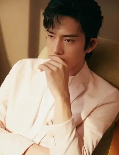 井柏然登央视端午晚会清爽樱花粉西装造型温柔献唱春暖花开