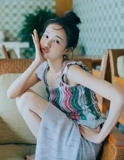 李一桐早期写真照曝光,这妥妥的美人胚子呀,难怪现在这么迷人呢_网易