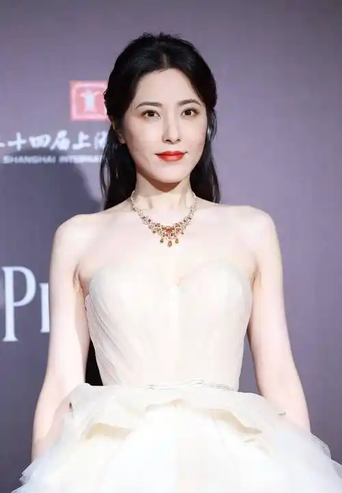 46岁的曾黎抹胸礼服白到全身发光,现如今依然风韵犹存,美到出圈_白色