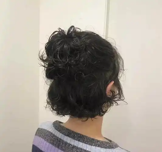 细软少发质的女性,发型这样烫,时尚洋气有气质_头发