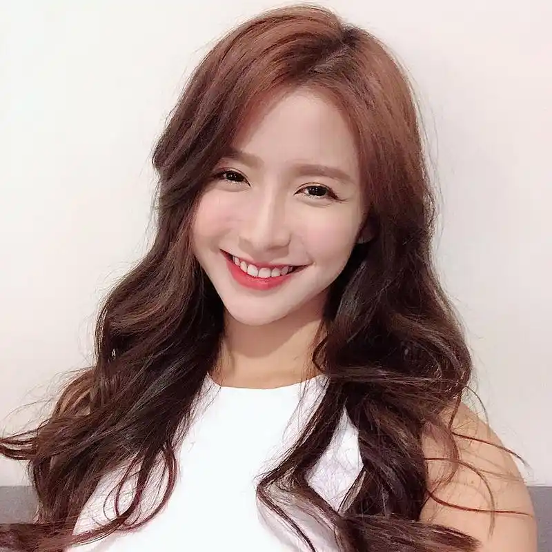 美女灿烂的笑容深深感染了我,每一张图都很唯美!