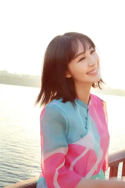 李菲儿秋日街拍曝光微笑迷人