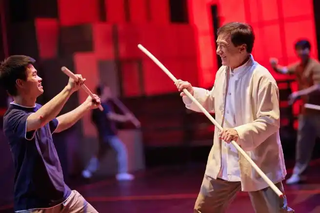 成龙发文庆祝70岁生日#时间就像大哥的一记醉拳倏忽而过,今天成龙