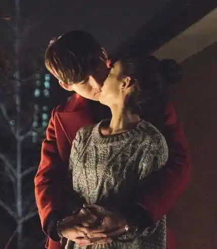 跟赵丽颖接吻的男明星, 何炅是被迫的而他却被"强吻",你最喜欢哪对cp?