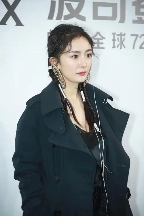 杨幂的耳朵也不嫌重时髦大耳环和脸差不多大
