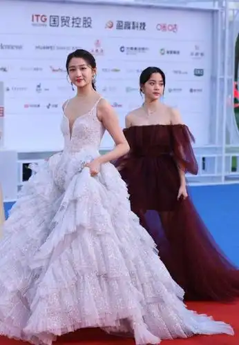 关晓彤和欧阳娜娜是灾难吗?穿的啥|金鸡女明星生图.