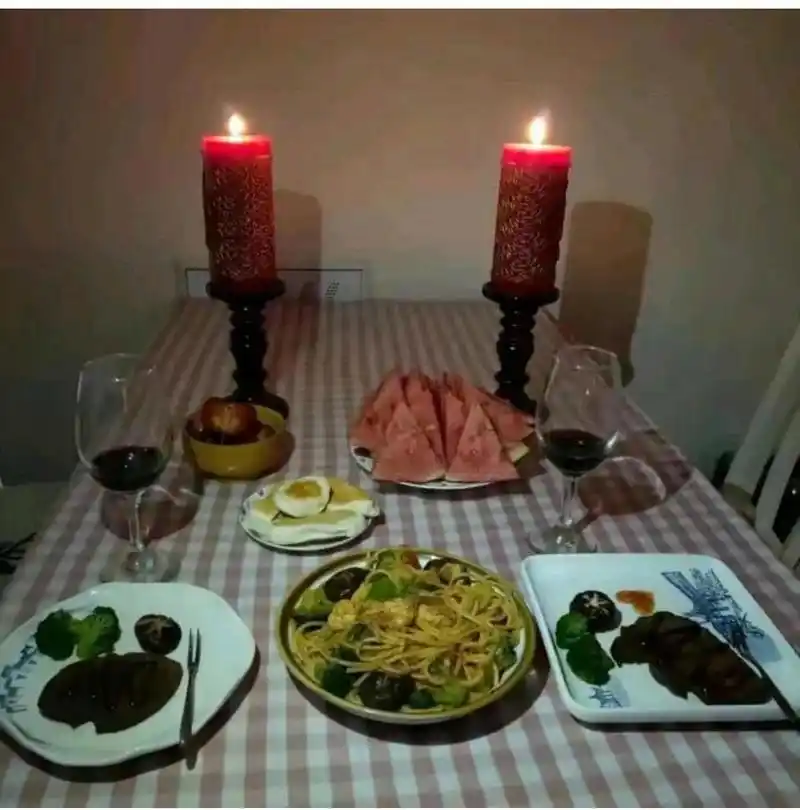 两个人吃一顿浪漫的烛光晚餐