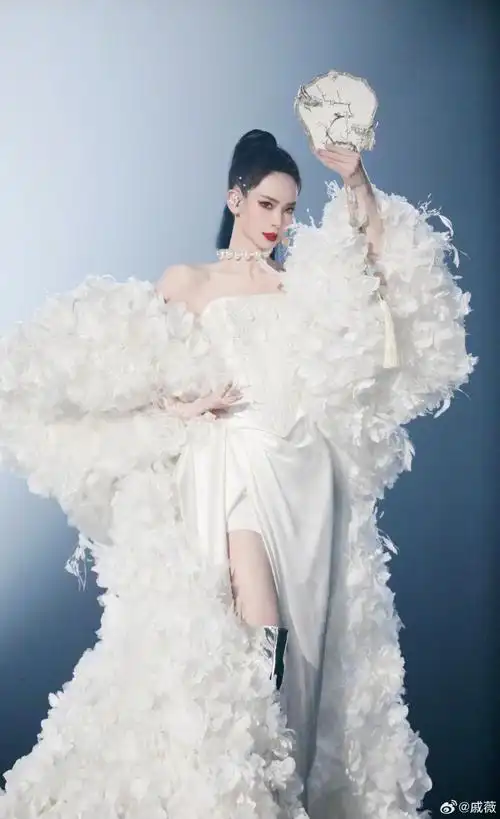 戚薇新中式舞台##戚薇满白繁花长裙