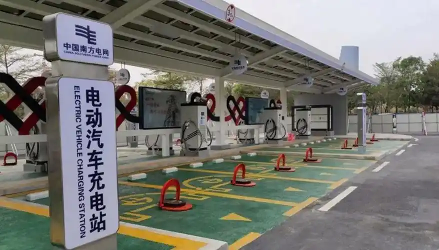 开电动汽车返乡堵在服务区,男子吐槽:全是电动车,只有1个充电桩