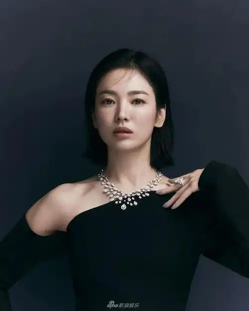 宋慧乔穿吊带黑裙大秀魔鬼身材!雪肤玉貌太性感火辣