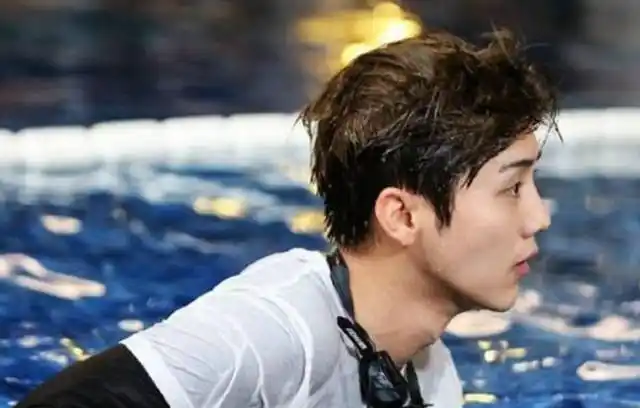 四位当红明星游泳鹿晗呆萌易烊千玺搞笑最后一位无人能比