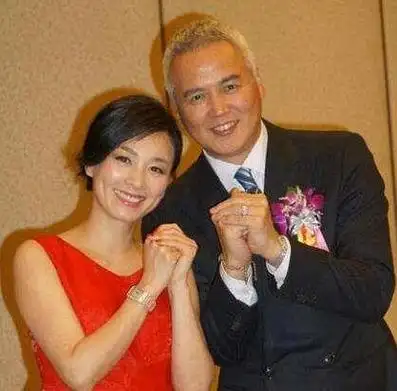 和林瑞阳离婚之后,曾哲贞一个人抚养孩子,为了孩子能有更好的生活