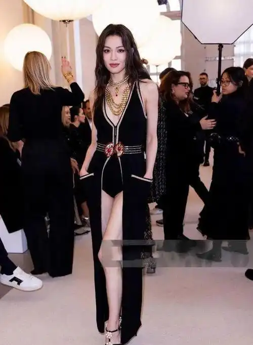 时装周生图来了37岁杨幂罕见露出褐色胎记怼脸看像是老了10岁