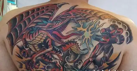 后背飞龙纹身 男生后背上彩绘的飞龙纹身图片