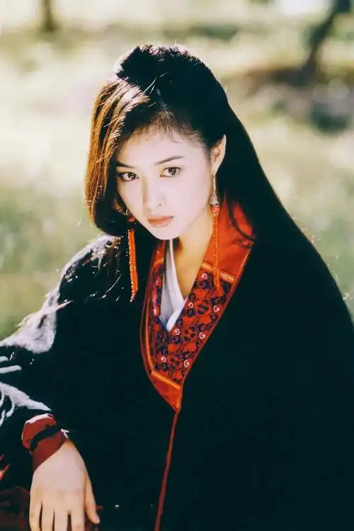 华妃扮演者蒋欣资料("华妃"蒋欣资料:8岁出道,20岁买房,明明是"老戏骨