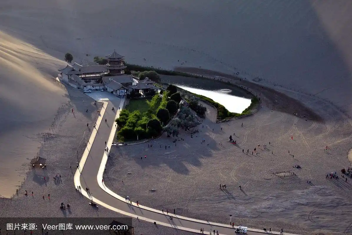 中国甘肃省敦煌市鸣沙山沙丘上的月牙湖