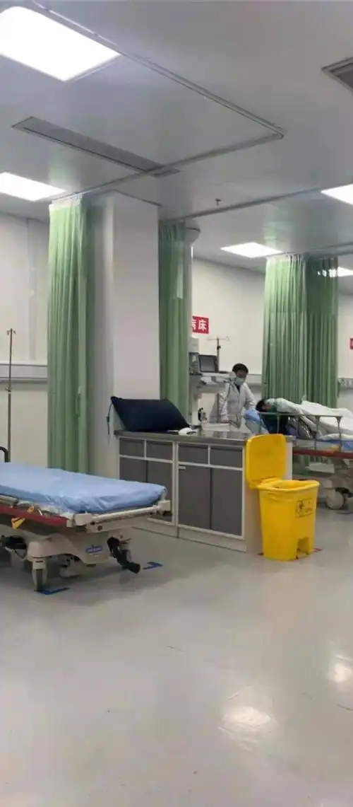 新浪娱乐讯 1月5日凌晨,有网友微博晒出照片称在医院偶遇李希侃,照片