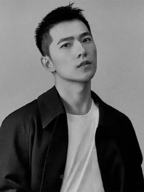 杨洋完美驾驭寸头引热议,当初还是自己动手,网友:都是为了粉丝