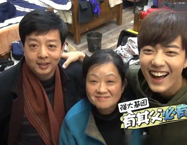 肖战《如梦之梦》即将开演,父母前来给儿子捧场,父亲颜值太优秀