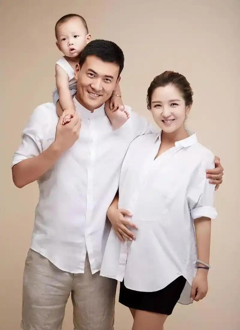 而释小龙也多次被媒体抓拍到已经隐婚生子,更被拍到带着妻子买豪宅的