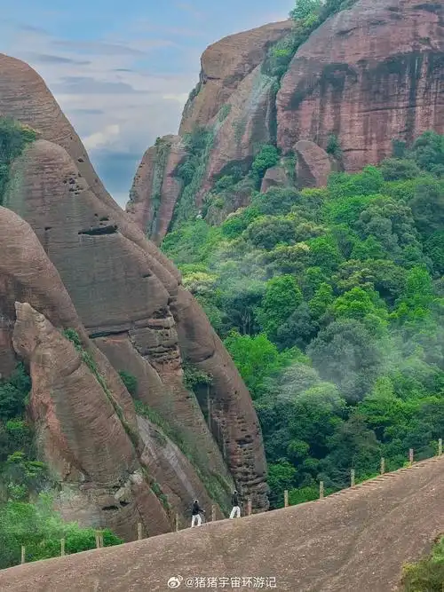 江西龟峰    提起江西,我的第一反应是名山很多!