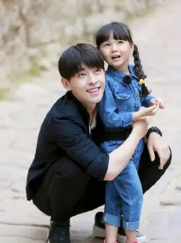 邓伦参加爸爸去哪儿,在里面是实习奶爸,照顾女儿小山竹,邓伦真的是
