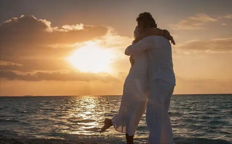 在人生的旅途中伴随着各种各样的陪伴,有亲人的陪伴,情侣的陪伴,朋友