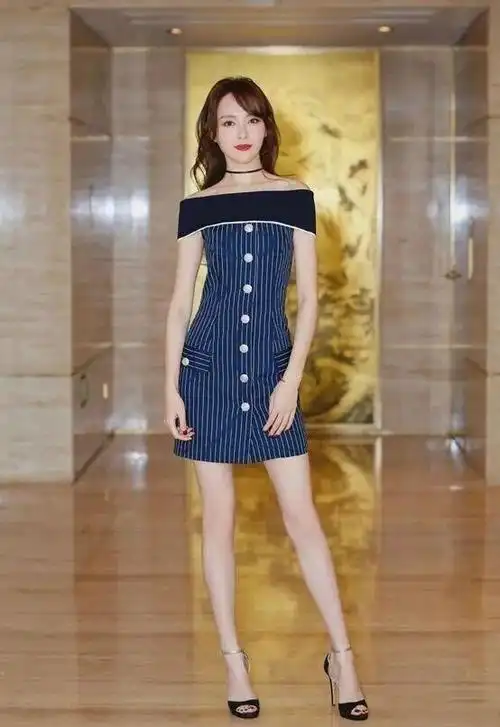 唐嫣太抢镜了西装外套搭羽毛高跟鞋女人味十足超适合上班族