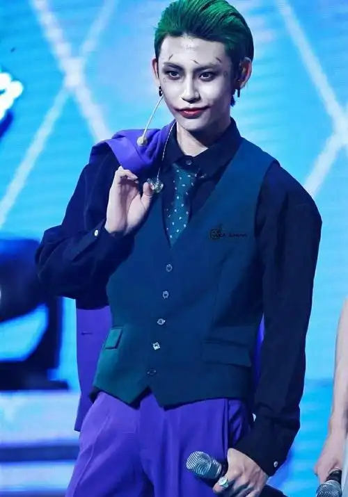 来看看小鬼王琳凯cos的joker天呐,这是什么帅气鬼!太酷了吧