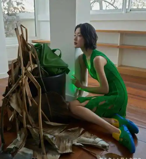 杜鹃最新写真大片,天鹅颈真的绝了,诠释了美人遗世而独立的含义_发展