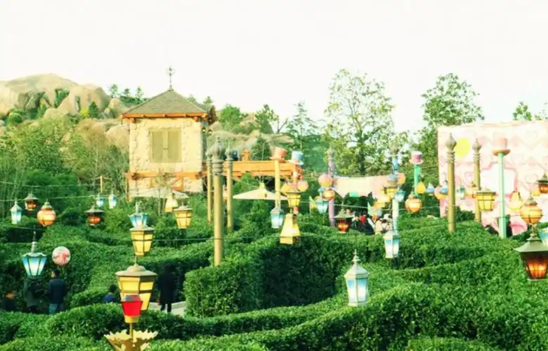 2022爱丽丝梦游仙境迷宫玩乐攻略,夜晚的红皇后御花园,妖冶得.