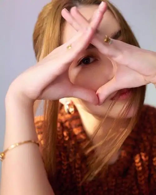 昆凌杂志写真惊艳周杰伦上线转发老婆美照