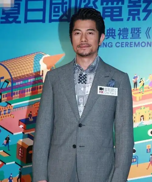 爱女最喜欢玩郭富城的胡子,光说这事奶爸的表情就超幸福