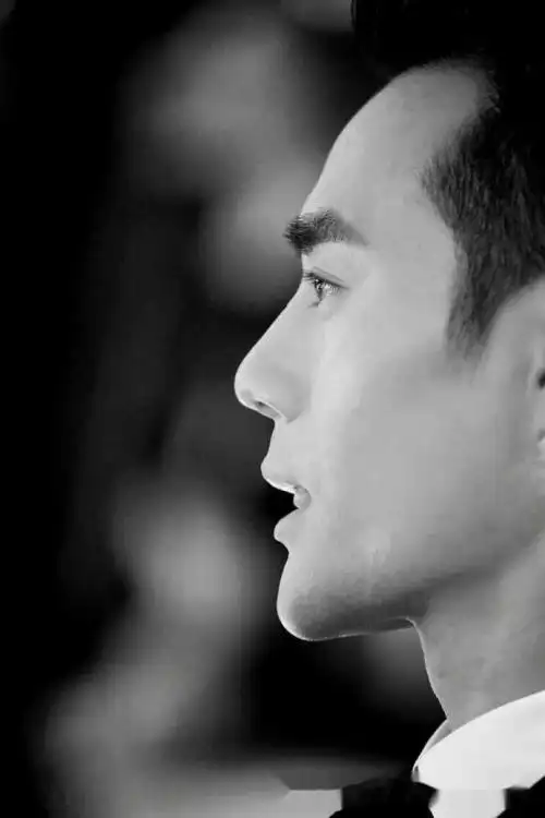 王凯霍建华不仅侧脸完美,眼睫毛更是比女孩子还要浓密又根根分明啊!4.