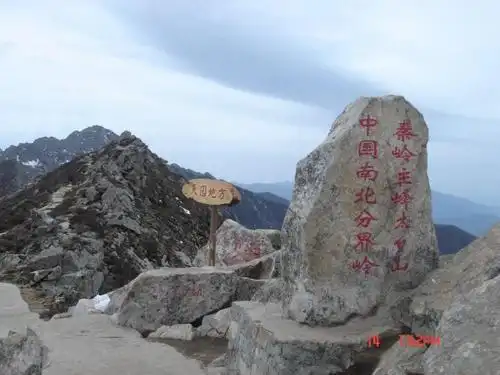 爬太白山的难度不大,不过在顶峰会比较冷,因为海拔比较高,可以在爬山