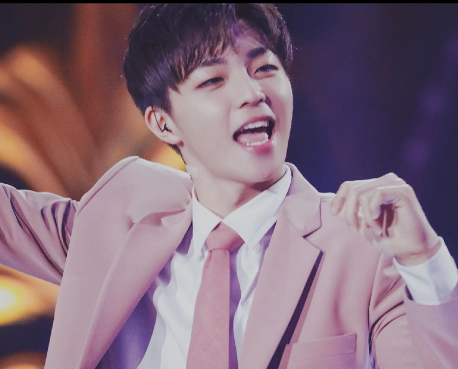 陈立农粉色西装嘉年华live《陪你飞》台风越来越好继续加油