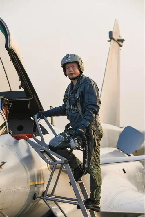 看飞行员王建东37秒神奇操作!