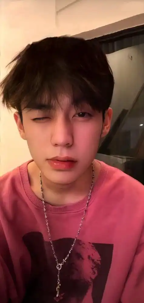 壁纸没有男生能拒绝余庆伟