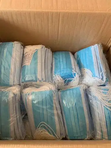 满满一箱的一次性口罩