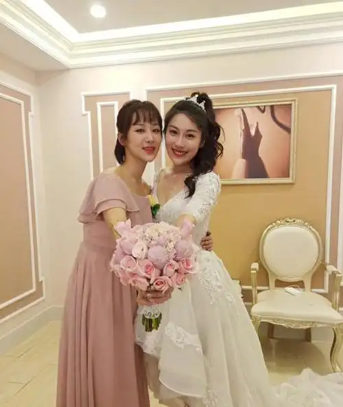 杨紫|杨紫不舍假期与闺蜜聚餐,两人感情如初,五年前杨紫亲自送她出嫁