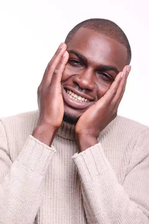 微笑的黑人摆姿势照片-正版商用图片130e12-摄图新视界