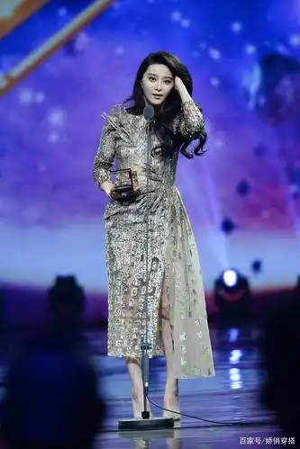 范冰冰穿这么艳俗的紫色裙子,气场强大,依旧是全场最耀眼的