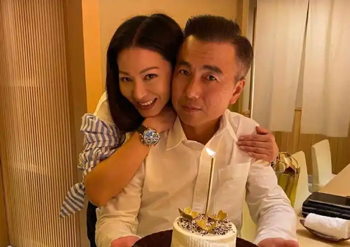 如今滕丽名的老公已经满头的白发,而年近半百的滕丽名还不显老,在新版