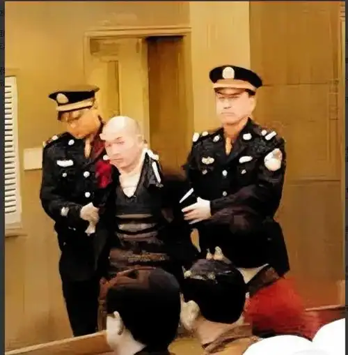 2004年死刑犯杨新海即将执行枪决的镜头看起来仍然充满了嚣张