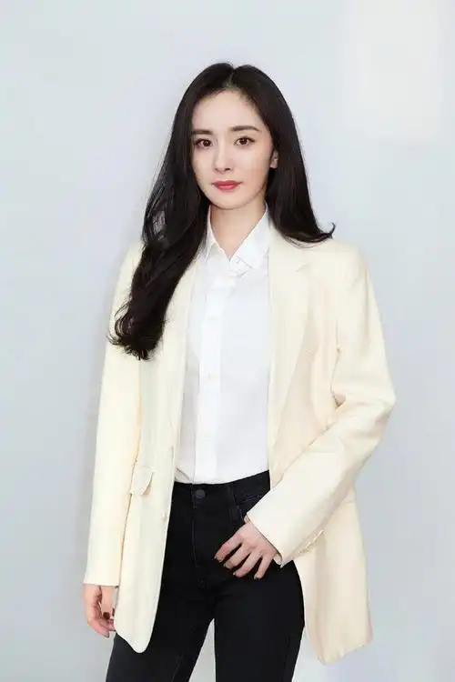 嘉人 女明星黑白西装##杨幂身材好辣