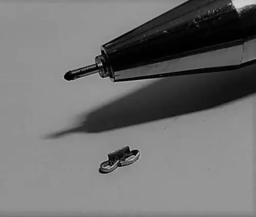 另外一件事就是今天掉了一颗钛钉,为缝合伤口钉了一圈的钛钉,样子就像