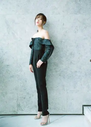 蓝盈莹曼妙身姿展精致锁骨干练十足演绎职场时尚