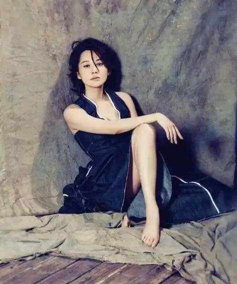 许晴穿低胸背心 许晴性感写真精选