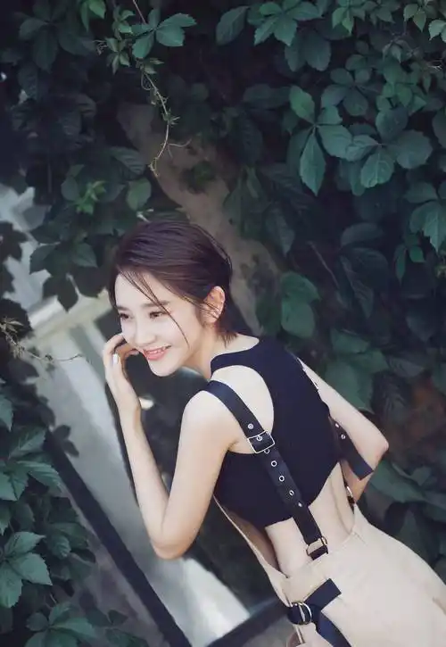 唐艺昕机场生图,灰色格子衬衫是张若昀的吗?